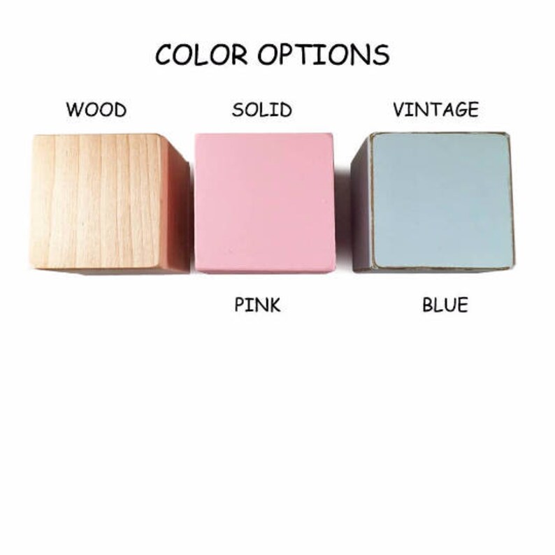 Peut inclure: Trois blocs de bois montrant les options de couleur pour un produit. Les blocs sont &eacute;tiquet&eacute;s "Bois", "Solide" et "Vintage". Les couleurs sont bois naturel, rose et bleu.