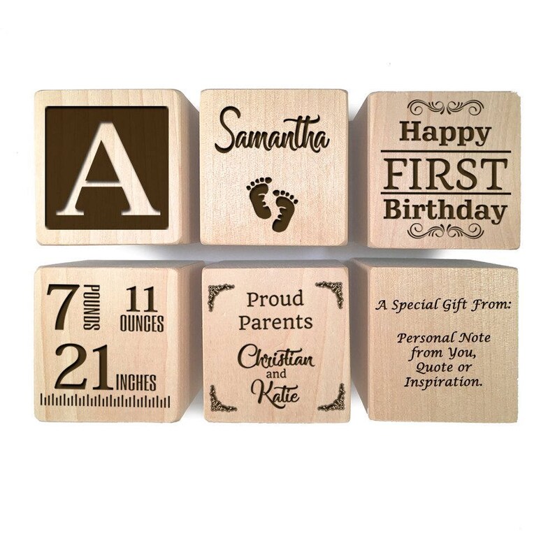 Peut inclure: Blocs en bois avec du texte grav&eacute;, y compris le nom Samantha, la lettre A, les mots "Happy First Birthday", "Proud Parents Christian and Katie", et "7 pounds 11 ounces 21 inches".
