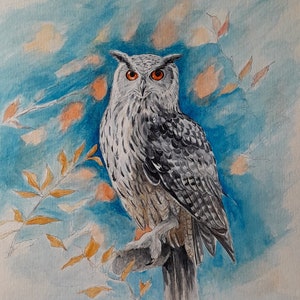 Könnte beinhalten: Ein Aquarellbild eines Schnee-Eulen mit orangefarbenen Augen, das auf einem Ast sitzt. Die Eule blickt nach vorne, die Flügel sind zusammengeklappt. Der Hintergrund ist hellblau mit orangefarbenen und weißen Farbtönen.