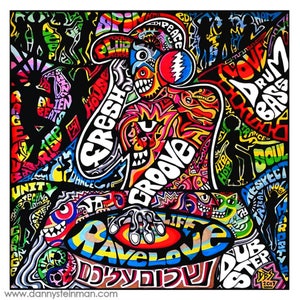 Puede incluir: Una vibrante obra de arte psicodélica que presenta a un DJ con auriculares, rodeado de palabras como "Groove", "Rave Love" y "Peace". La obra está llena de patrones y texto coloridos, con un estilo audaz y enérgico. La firma y la fecha del artista son visibles.