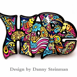 Puede incluir: Un pin de esmalte colorido con la palabra "Hope" en una fuente psicodélica. El pin está lleno de diseños y patrones intrincados, incluyendo flores, signos de paz y las palabras "Peace", "Love" y "Joy".