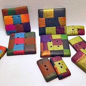 Peut inclure: Assortiment de boutons carrés colorés avec un motif tissé. Les boutons sont en argile et présentent une variété de couleurs, notamment le rouge, le vert, le bleu, le jaune, le marron et le noir.