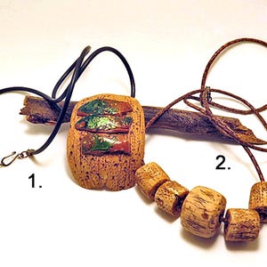 Collana di perline. Collana in finto osso e legno. Pendenti unici fatti a mano. Gioielli rustici e massicci. immagine 2