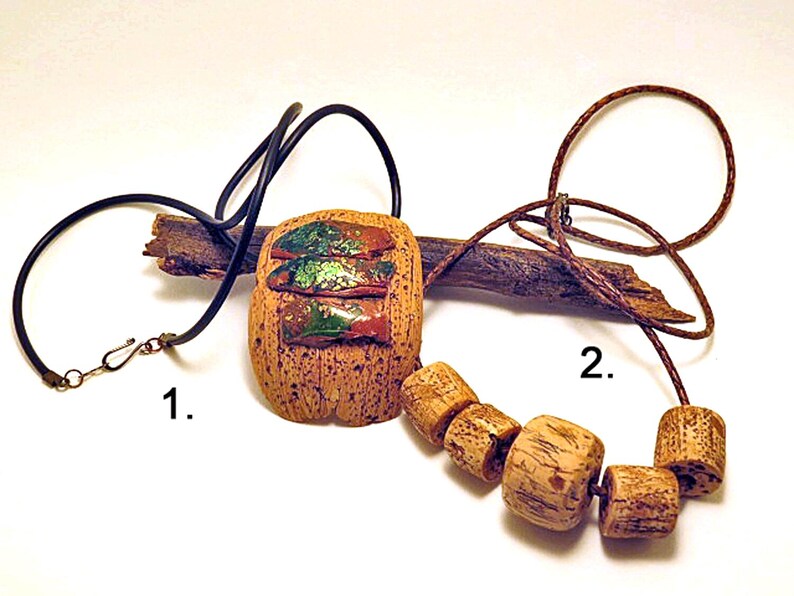 Collana di perline. Collana in finto osso e legno. Pendenti unici fatti a mano. Gioielli rustici e massicci. immagine 2