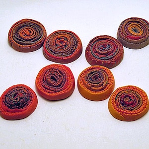 Bottoni tribali. Bottoni a spirale rotondi con finitura ruvida. Bottoni unici fatti a mano per artigianato e abbigliamento. Bottoni robusti e rustici.