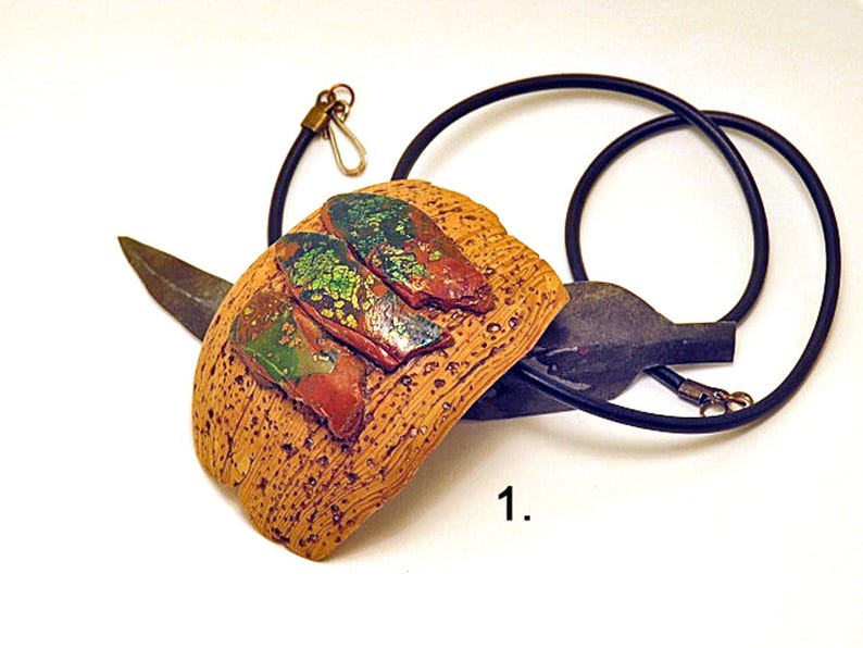 Collana di perline. Collana in finto osso e legno. Pendenti unici fatti a mano. Gioielli rustici e massicci. immagine 4