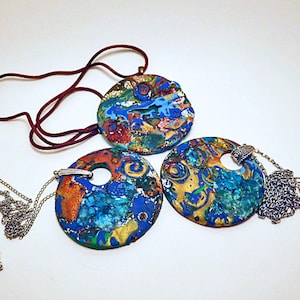 Pendenti. Pendenti a disco grandi. Pendenti con design Tide Pool incrostati. Collane uniche fatte a mano.