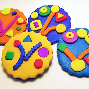 Broches. Broches redondos Crazy Clocks. Broches de relógio abstrato com desenho geométrico de cores vivas. Broches únicos, divertidos e coloridos.