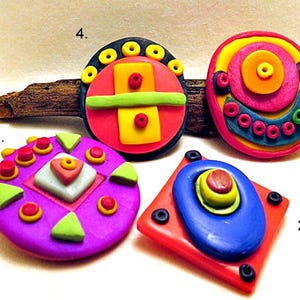 Broches en pâte polymère : épingles géométriques lumineuses, dessin abstrait