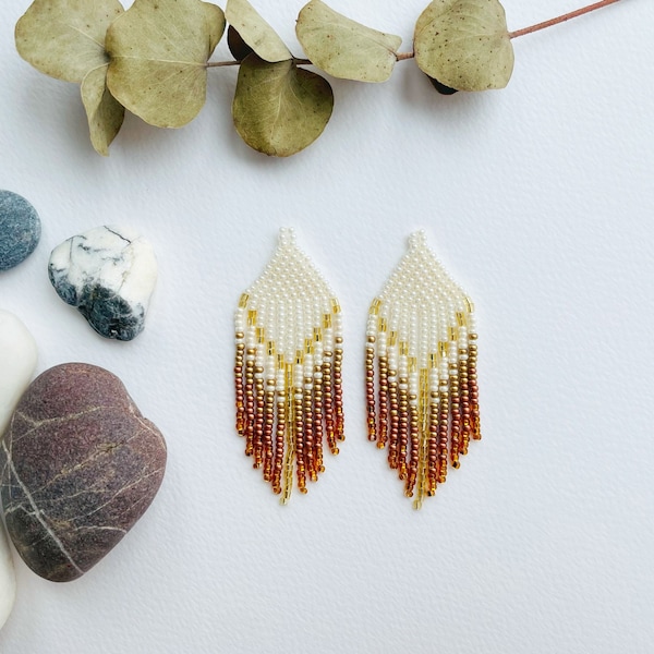 Pendientes de cuentas beige Pendientes largos con flecos Pendientes colgantes Pendientes de cuentas pequeñas Pendientes de clip o ganchos para la oreja Regalo de joyería Pendientes bohemios