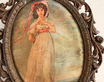 Vintage verzierte „Pinky“ ovale messingfarbene gerahmte viktorianische Lady Print Wandbehang - Porträtrahmen im antiken Stil