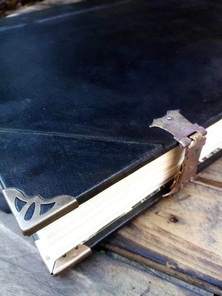 Atelier grimoire Amazon.com : Book of Shadows Grimoire Journal - 200 Pages
