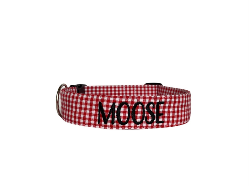 The Duke & Fox® personalized red gingham dog collar adds timeless style to your pup’s look. Handmade in Tennessee, this classic checkered collar is crafted with durable nylon and premium fabric for comfort and strength. Personalize it with your dog’s name or phone number for a one-of-a-kind touch. Perfect for everyday wear or special occasions.