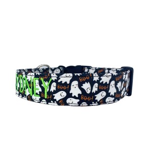 Get your pup ready for spooky season with our personalized Halloween dog collar! Featuring a fun ghost print with “Boo!” details, this collar brings festive charm to every walk. Customize it with your dog’s name in bright embroidery for a unique, eye-catching look. Handmade for comfort and durability, it’s perfect for trick-or-treat strolls or fall photos. Show off your dog’s playful spirit with this adorable Halloween-themed collar from Duke & Fox®!