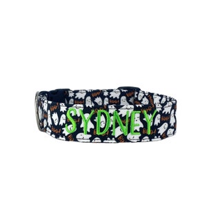 Get your pup ready for spooky season with our personalized Halloween dog collar! Featuring a fun ghost print with “Boo!” details, this collar brings festive charm to every walk. Customize it with your dog’s name in bright embroidery for a unique, eye-catching look. Handmade for comfort and durability, it’s perfect for trick-or-treat strolls or fall photos. Show off your dog’s playful spirit with this adorable Halloween-themed collar from Duke & Fox®!