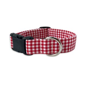 The Duke & Fox® personalized red gingham dog collar adds timeless style to your pup’s look. Handmade in Tennessee, this classic checkered collar is crafted with durable nylon and premium fabric for comfort and strength. Personalize it with your dog’s name or phone number for a one-of-a-kind touch. Perfect for everyday wear or special occasions.