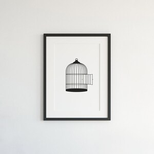 Pu&ograve; includere: Un'illustrazione in bianco e nero di una gabbia per uccelli aperta. La gabbia &egrave; vuota e la porta &egrave; aperta.