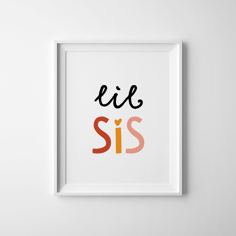 Puede incluir: Impresi&oacute;n enmarcada en blanco con el texto "lil sis" en letras negras, rojas, naranjas y rosas. La "i" de "sis" tiene un peque&ntilde;o coraz&oacute;n.