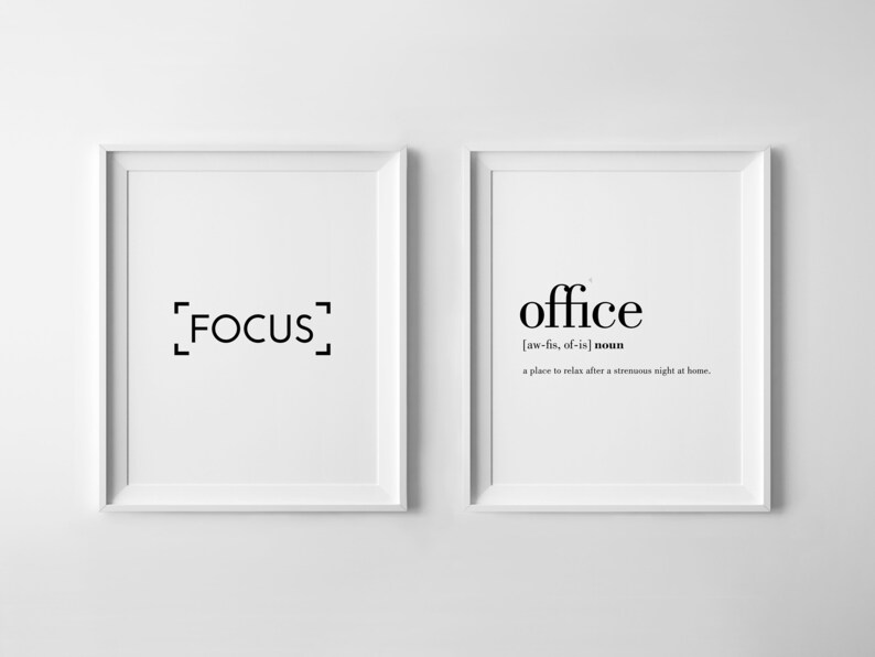 Puede incluir: Dos impresiones enmarcadas en una pared blanca. La impresi&oacute;n de la izquierda dice "[FOCUS]" en texto negro. La impresi&oacute;n de la derecha dice "office" en texto negro con la definici&oacute;n "[aw-fis, of-is] noun un lugar para relajarse despu&eacute;s de una noche agotadora en casa."