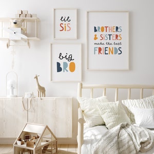 Puede incluir: Tres impresiones enmarcadas con texto colorido sobre un fondo blanco. Las impresiones dicen "lil sis", "big bro" y "Brothers & Sisters make the best friends".
