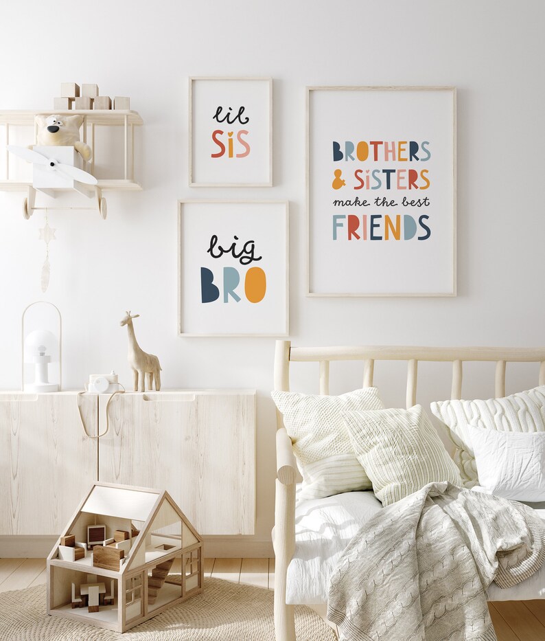 Puede incluir: Tres impresiones enmarcadas con texto colorido sobre un fondo blanco. Las impresiones dicen "lil sis", "big bro" y "Brothers & Sisters make the best friends".
