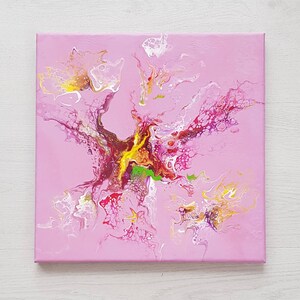 以下が含まれることがあります： ピンク、白、赤、黄、緑の色を使ったキャンバス上の抽象画。絵の具は渦巻き状に重ねて塗られ、ユニークなデザインを生み出しています。