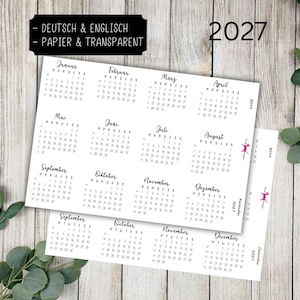 Könnte beinhalten: Ein Kalenderblatt für 2027 mit zwölf Monaten auf Deutsch und Englisch, gedruckt auf Papier und transparentem Material. Der Text umfasst 'DEUTSCH & ENGLISCH', 'PAPIER & TRANSPARENT' und '2027'. Ein kleines rosa Hunde-Symbol ist an der Seite zu sehen.