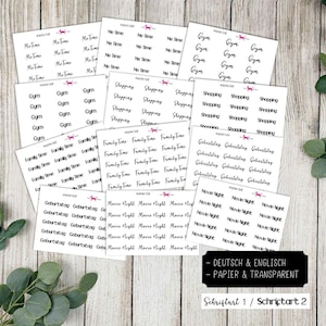 Peut inclure: Plusieurs feuilles d'autocollants blancs avec des phrases manuscrites telles que "Me Time", "Gym" et "Shopping". Les autocollants sont dans différentes polices et tailles. L'image comprend également du texte en allemand et en anglais, avec les mots "Papier & Transparent".