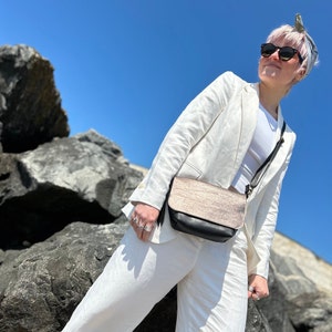 Sac messager en cuir avec bandoulière réglable pour femme, poches arrière et intérieures, disponible en quatre couleurs accrocheuses
