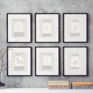 Op de afbeelding: Zes ingelijste zwart-witprints met tekst en illustraties hangen aan een grijze betonnen muur boven een witte consoletafel. Twee gele, gestoffeerde poefs staan voor de tafel. De prints tonen tekst over "The Only Task", "You Were Made", "Don't Be Afraid", "Love Is", "And The World" en "You Are So Small".