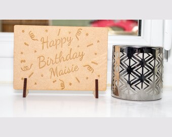 Cartolina di legno di coriandoli di compleanno personalizzata o biglietto d'auguri messaggio