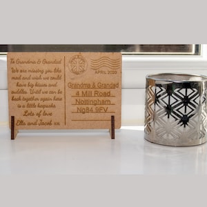 Bleiben Sie sicher Holz Postkarte nhs Isolation Sperre