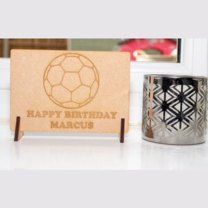 Tarjeta de felicitación personalizada de fútbol de cumpleaños de madera o tarjeta de felicitación de mensaje