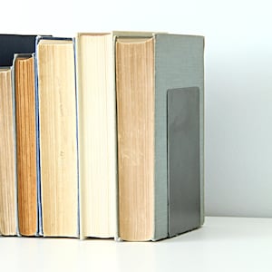 Simple steel bookend for organizing books