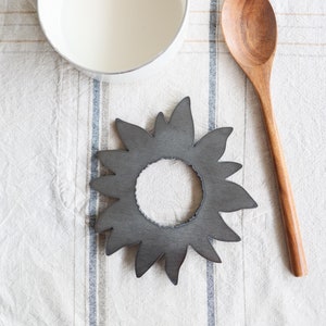 Sunflower Trivet Hot Plate Pot Holder  |  sunflower rustic kitchen decor gift botanical farmhouse cooking gift floral home