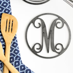 Personalized Kitchen Trivet mothers day monogram pot holder hot plate monogram kitchen dining decor serving piece Bild 1