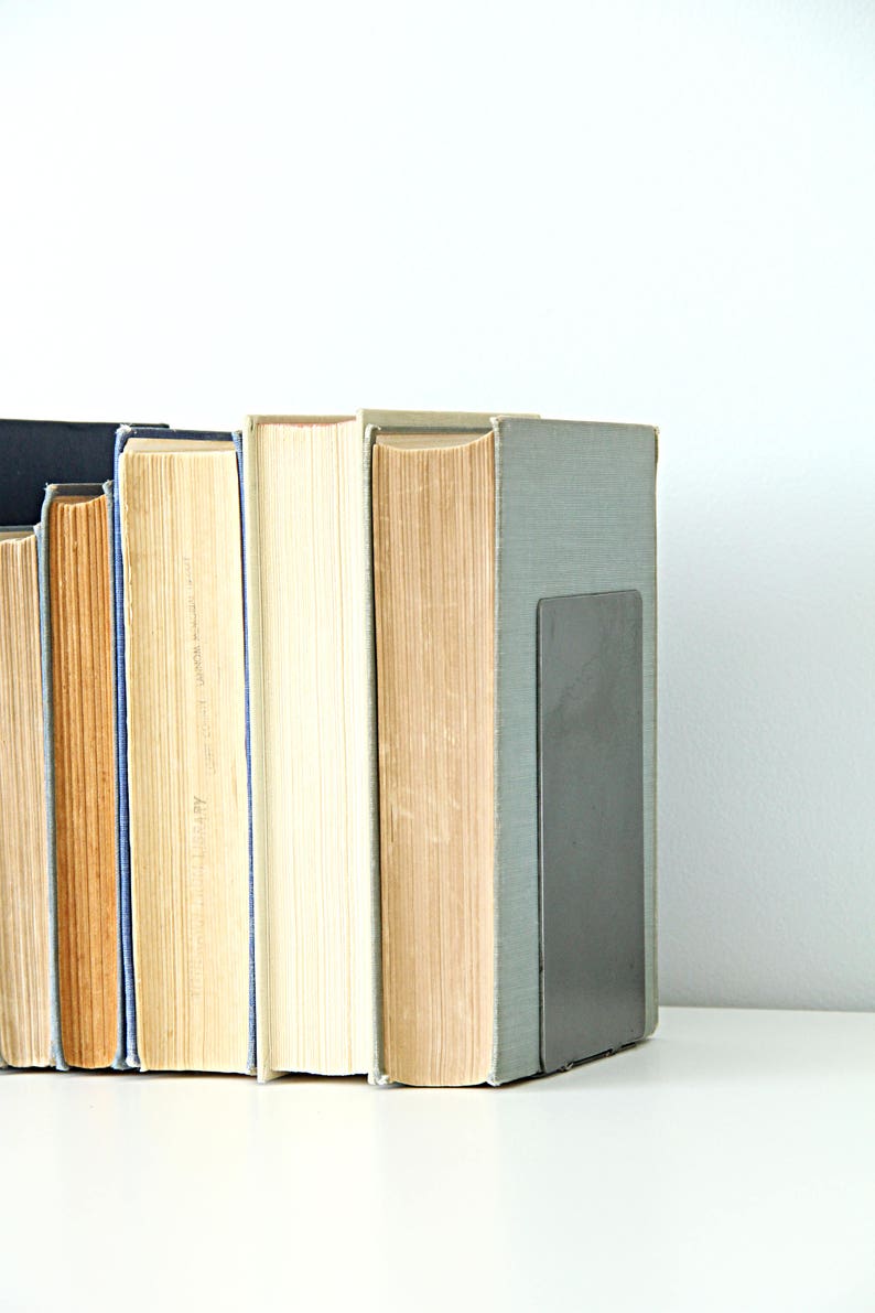 Simple steel bookend for organizing books