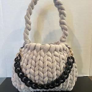Bolso de mano de punto grueso de terciopelo gris hecho a mano