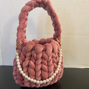 Bolso de mano de terciopelo rosa tejido a crochet y grueso hecho a mano