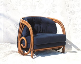 Einzigartiger Rattan-Arm- oder Fassstuhl aus den 1970er Jahren – Art-Deco-Revival – Rattan-Schnörkel – Rattan-Beistellstuhl – Wintergartenstuhl – Lesestuhl – gemütlich