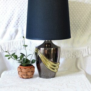 Lampada in ottone bicolore, lampada dorata, lampada in peltro, lampada da tavolo, luce in ottone, postmoderno, reggenza di Hollywood, lampada anni ’80, lampada retrò, lampada glamour