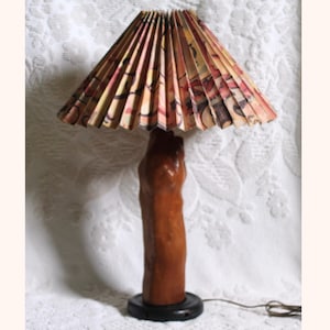 Lámpara de ciprés o madera viva - Lámpara de mesa de madera - pantalla plisada - lámpara de madera - pomo de ciprés - raíz de madera - pantalla estampada - lámpara de madera viva