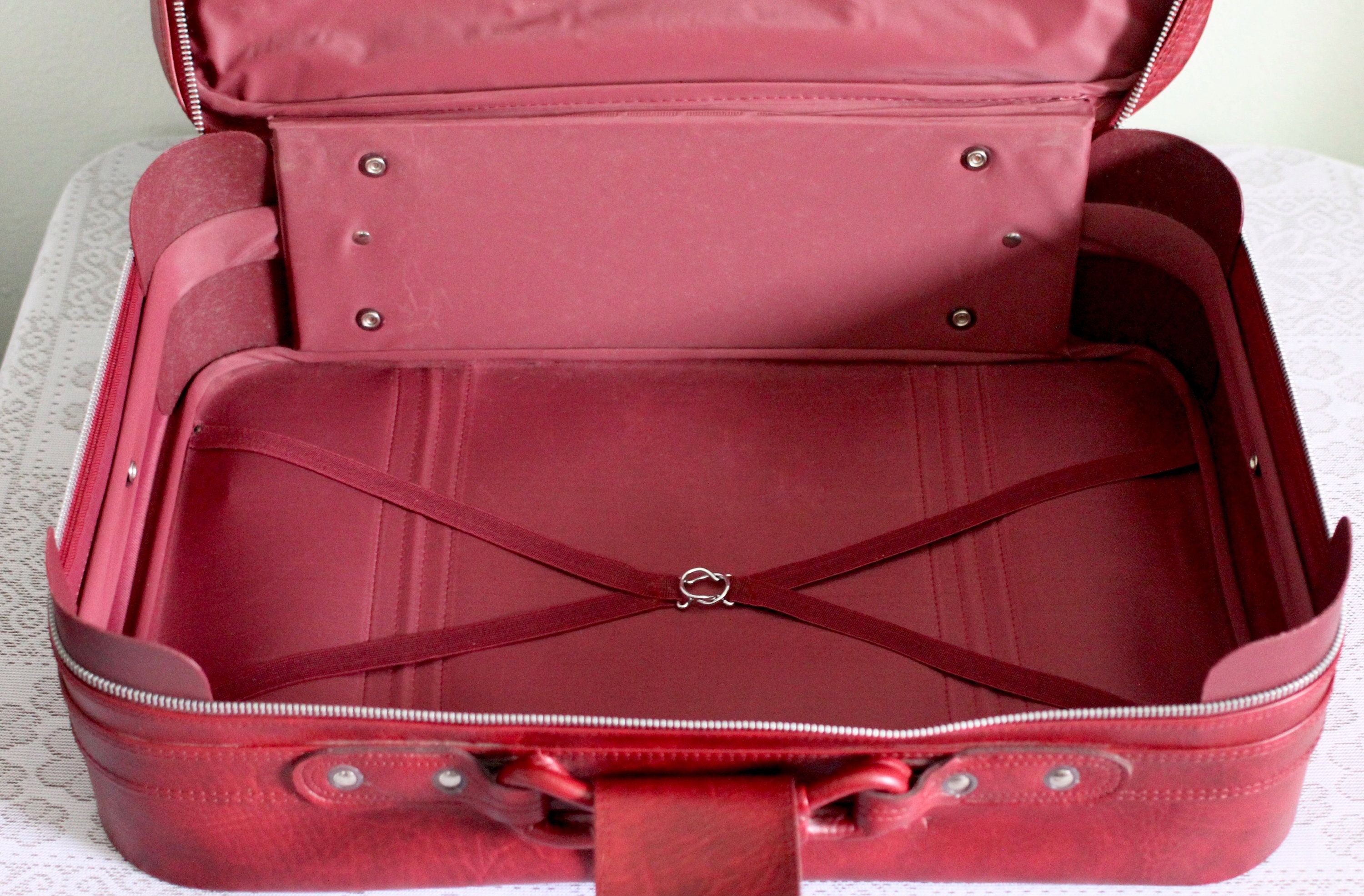 Set of 3 Red Suitcase - Nesting Suitcases - New Vista Set of 3 Red Suitcase - Nesting Suitcases - New Vista