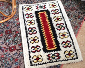 Vintage hooked rug - Wall hanging - vintage 1970s rug - wall rug - cream rug - fiber art - handmade hanging -