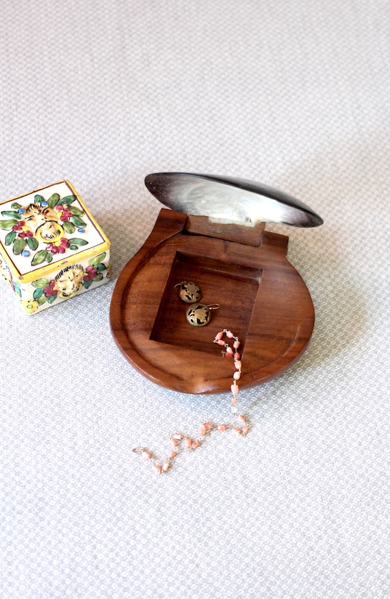 アレクサンダー・ノル作とされる手彫りの木と貝殻の箱 - 木彫り