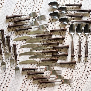 Oxford Hall Brown Resin Besteck Set - 32 Teilig - Edelstahl - braunes Besteck - Picknickbesteck - Retro