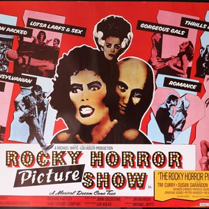 Puede incluir: Un póster de película rojo y blanco para el musical "The Rocky Horror Picture Show". El póster presenta un collage de imágenes de la película, incluyendo una pareja en un abrazo romántico, un grupo de personas bailando y un monstruo con una cabeza grande. El texto "The Rocky Horror Picture Show" está escrito en letras grandes y en negrita en la parte inferior del póster.