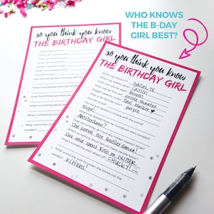 Pu&ograve; includere: Due carte rosa con testo bianco e scrittura nera. Le carte sono per un gioco di festa di compleanno chiamato "Chi conosce meglio la festeggiata?" Le carte contengono domande sulla festeggiata, come dove &egrave; nata, il suo secondo nome e il suo colore preferito. Le carte sono decorate con punti di glitter argentati.