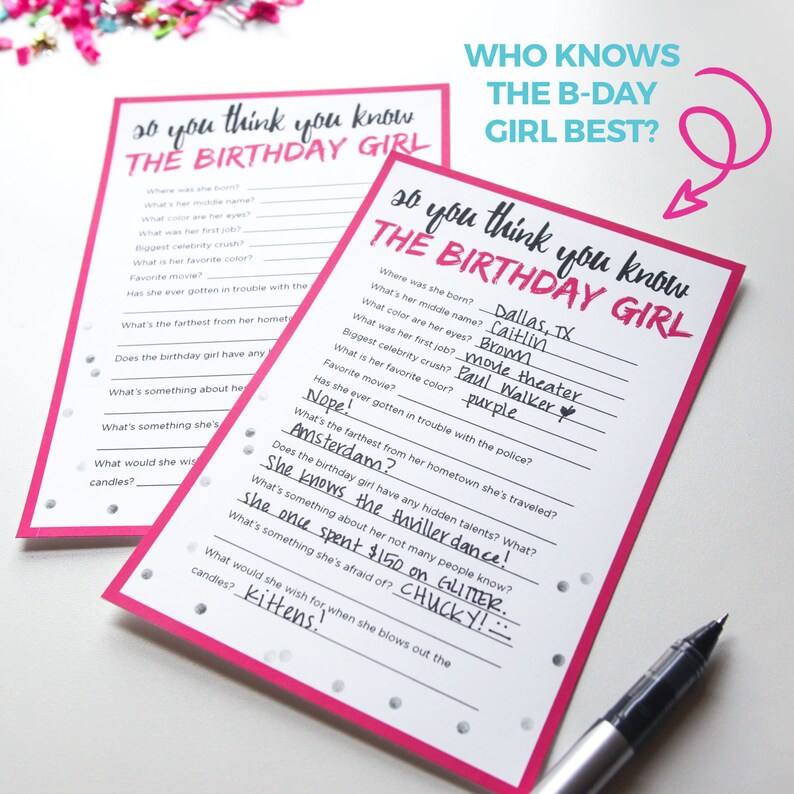 Pu&ograve; includere: Due carte rosa con testo bianco e scrittura nera. Le carte sono per un gioco di festa di compleanno chiamato "Chi conosce meglio la festeggiata?" Le carte contengono domande sulla festeggiata, come dove &egrave; nata, il suo secondo nome e il suo colore preferito. Le carte sono decorate con punti di glitter argentati.