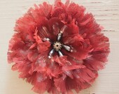 Fleur rouge en tissu peint à la main. Coeur de perles. Broche / Barrette. Pièce unique. Ecrin offert